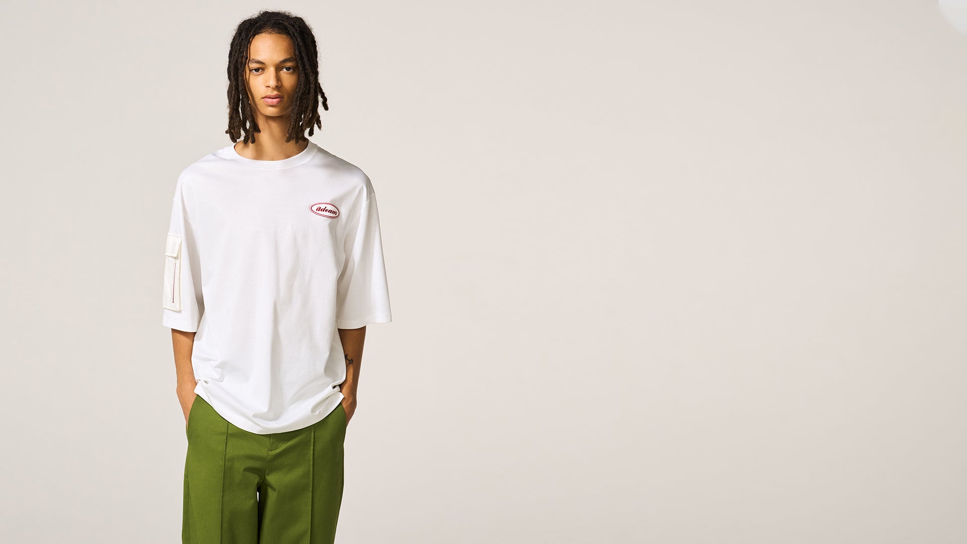ホワイト レトロ ロゴ Tシャツ: hero banner